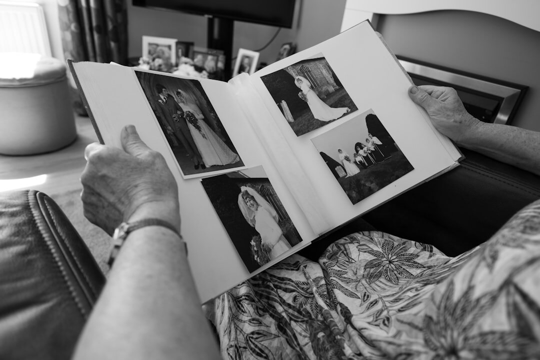 Hombre uruguayo de mediana edad organizando un álbum de sellos en su casa