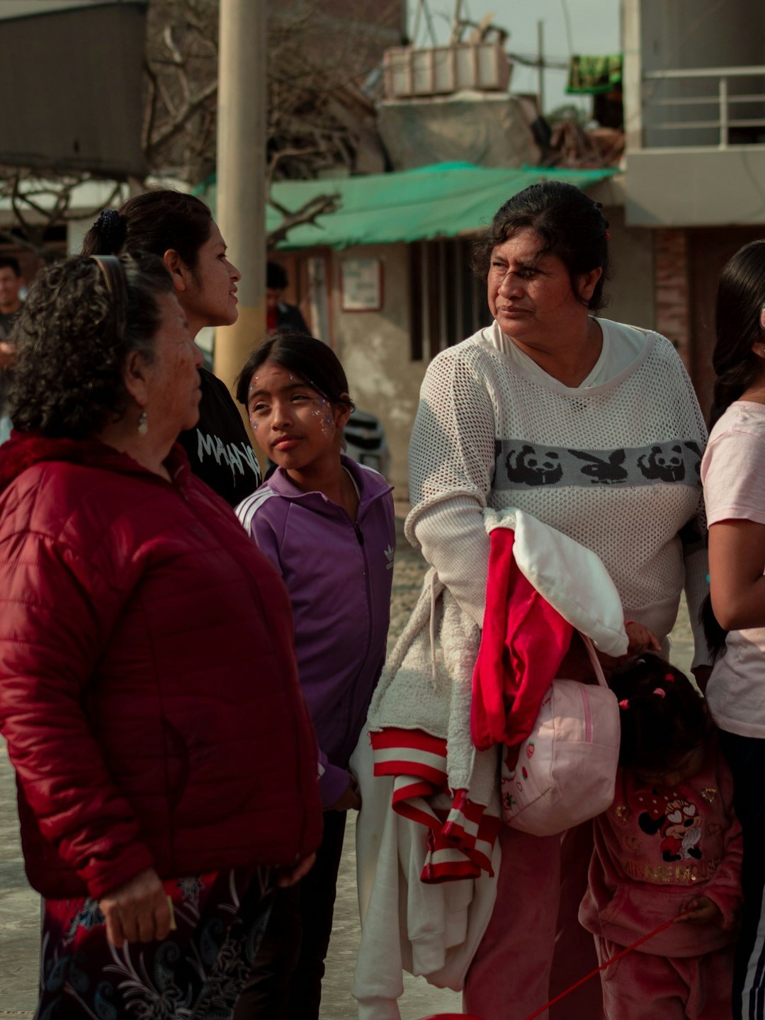 Grupo pequeño de personas conversando en un taller informal sobre coleccionismo