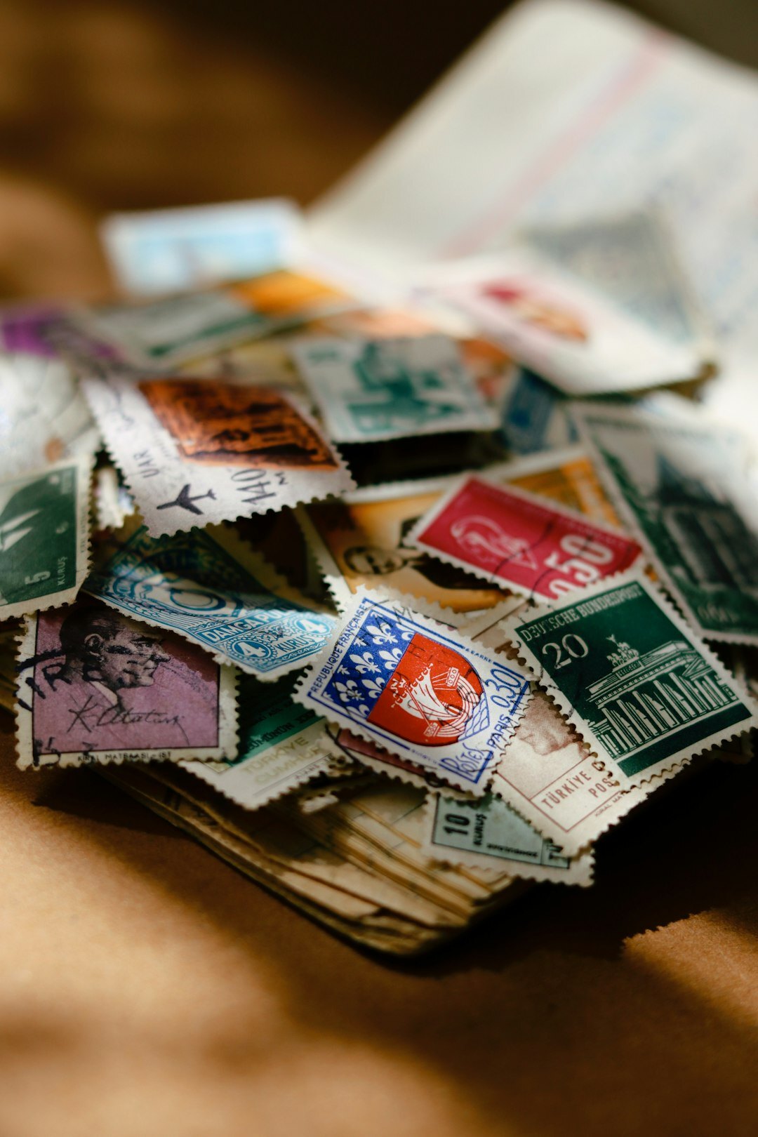 Colección de sellos y postales antiguas ordenadas sobre una mesa de madera